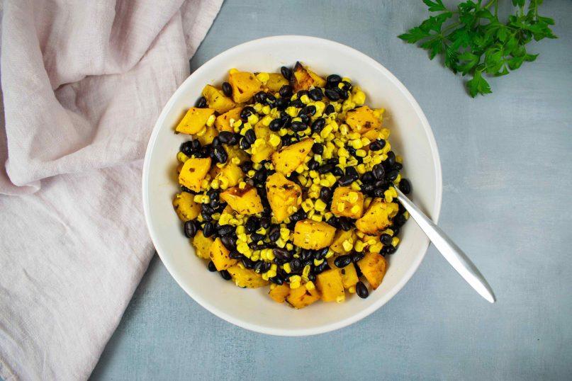 Keptų moliūgų salotos su kukurūzais. Moliūgai