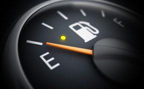 Kiek dar galima nuvažiuoti užsidegus degalų atsargų lemputei? Pavojai, apie kuriuos vairuotojai dažnai nesusimąsto