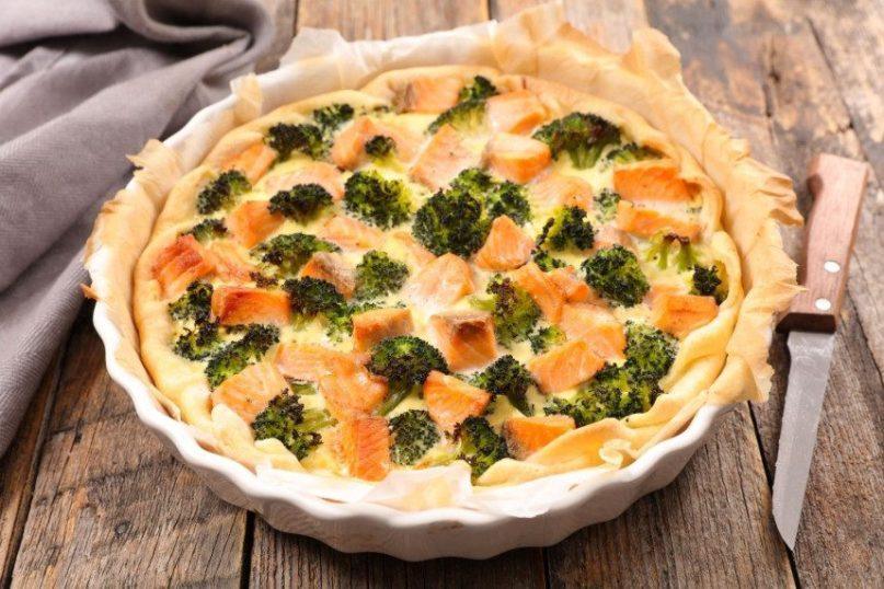 Kišas su brokoliais, lašiša ir smidrais