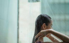 Kodėl geriau praustis vakare nei ryte? 5 faktai