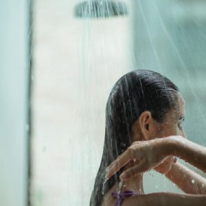 Kodėl geriau praustis vakare nei ryte? 5 faktai
