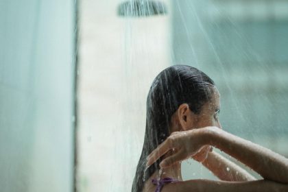 Kodėl geriau praustis vakare nei ryte? 5 faktai