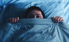 Kodėl kartais nubundame naktį, tarsi būtume išgąsdinti?