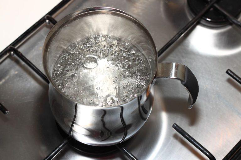 Kodėl verta nakčiai į tualetą įmesti česnako skiltelę? Kaip paruošti česnako tinktūrą?