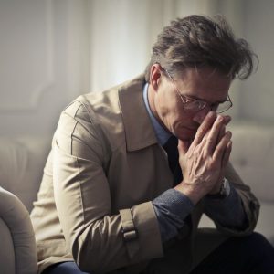 Tylioji krizė: kodėl vyrai po 50-ies išlieka emociškai labiausiai pažeidžiami