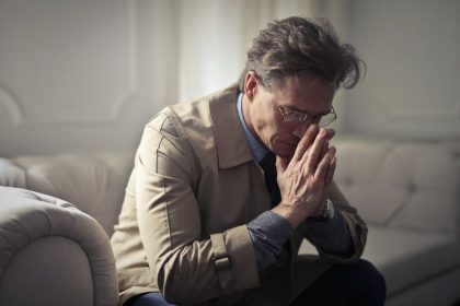 Tylioji krizė: kodėl vyrai po 50-ies išlieka emociškai labiausiai pažeidžiami