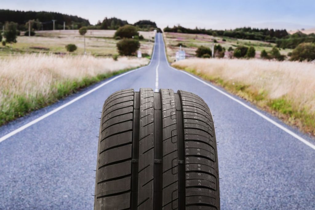 Kokie automobilio padangų garsai normalūs, o kokie - įspėjimas, jog metas keliauti į servisą? Svarbi ir kelio danga