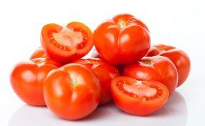 Konservuoti pomidorai su morkų lapais.