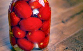 Marinuoti pomidorai su neįprastu ingredientu: mano anytos receptas