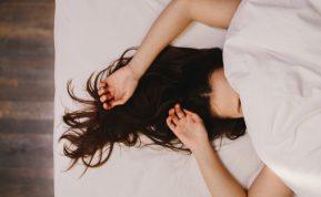 Miego perteklius, pasekmės ir kodėl jis toks pat pavojingas, kaip ir miego trūkumas