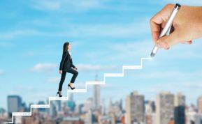 Moterų savybės, kurios padeda kilti karjeros laiptais
