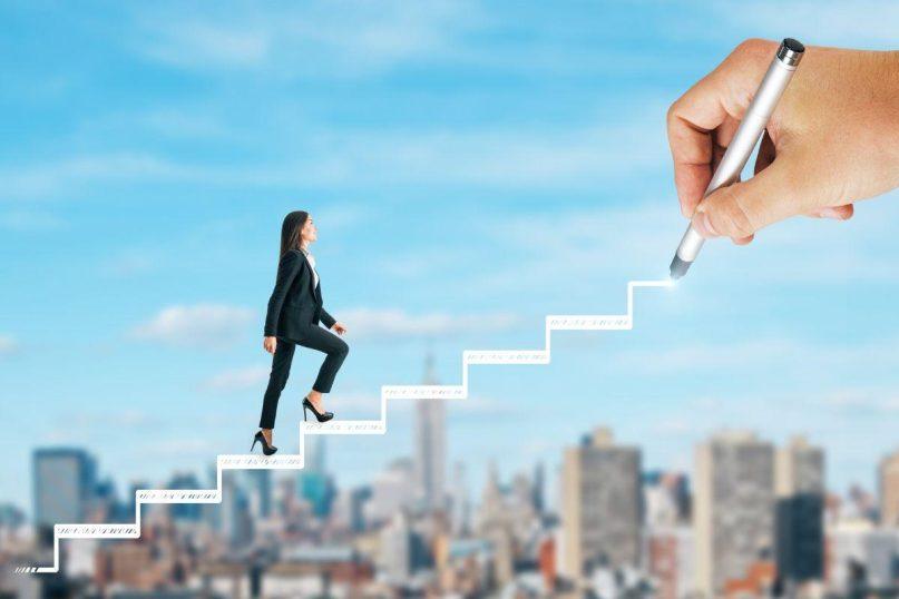 Moterų savybės, kurios padeda kilti karjeros laiptais