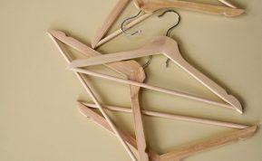 Namų tvarkymo gudrybės: triukas su rūbų pakaba ypatingoms vietoms pasiekti