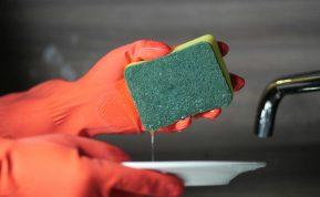 Naudojatės virtuvinėmis kempinėmis šiuo būdų? Geriau perskaitykite tai