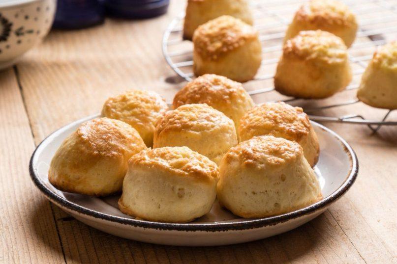 Nesaldžios pusryčių bandelės su sūriu