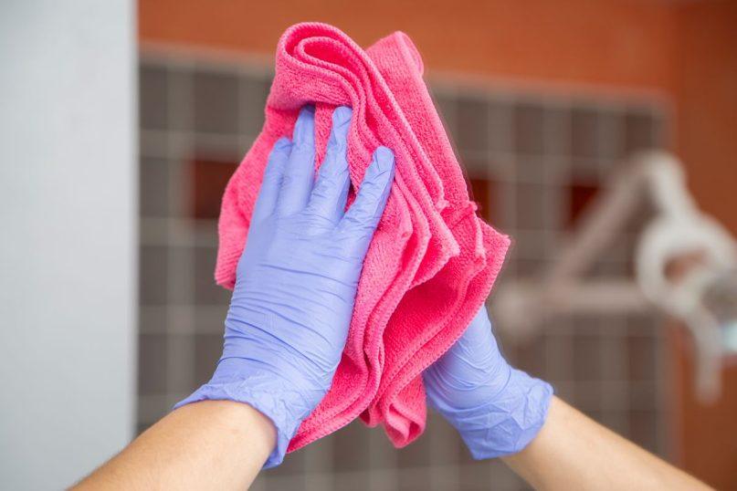 Niekada nevalykite šių vietų mikropluošto šluoste. Padarysite žalos!