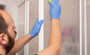 Paprasta gudrybė spindinčiam dušo stiklui: užtenka vos dviejų produktų iš virtuvės