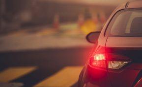 Pavojinga situacija kelyje: kas kaltas, kai lenkiantis automobilis susiduria su sukančiu kairėn?