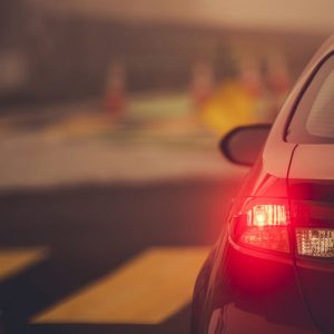 Pavojinga situacija kelyje: kas kaltas, kai lenkiantis automobilis susiduria su sukančiu kairėn?