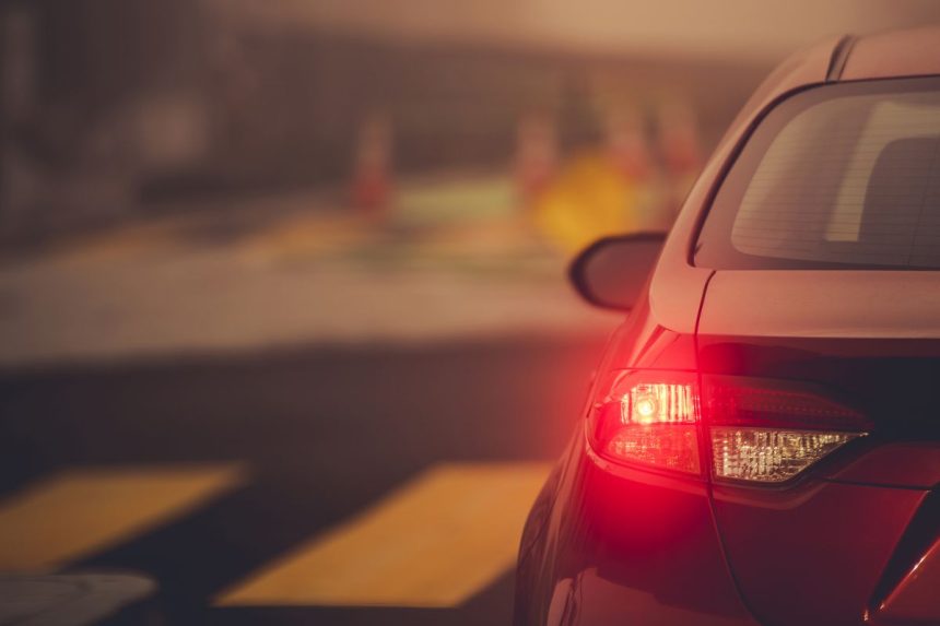 Pavojinga situacija kelyje: kas kaltas, kai lenkiantis automobilis susiduria su sukančiu kairėn?