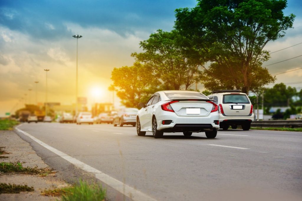 Pavojinga situacija kelyje: kas kaltas, kai lenkiantis automobilis susiduria su sukančiu kairėn? Sukančio kairėn atsakomybė