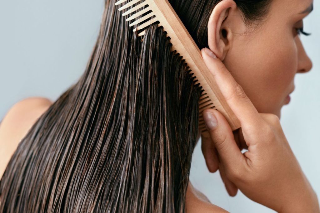 Plaukų priežiūros klaidos, kurios trukdo jiems atrodyti sveikais ir gražiais. Šlapių plaukų šukavimas