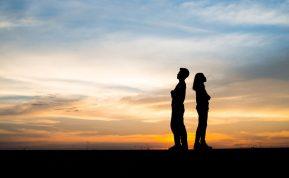 Psichologai perspėja apie 5 frazes, kurios gali sugriauti net ir pačius tvirčiausius santykius.