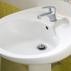 Santechnikas pasidalino puikiu sprendimu užsikimšusiai kriauklei
