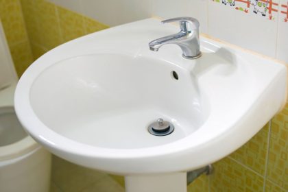 Santechnikas pasidalino puikiu sprendimu užsikimšusiai kriauklei