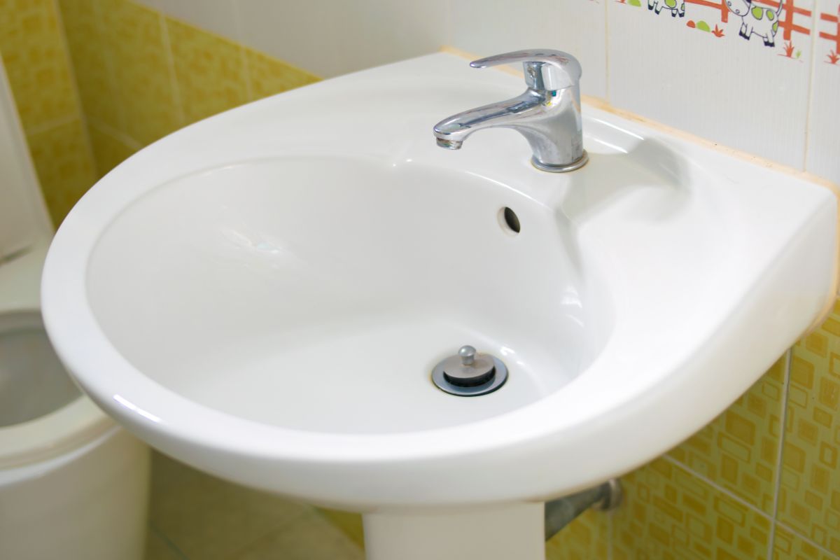 Santechnikas pasidalino puikiu sprendimu užsikimšusiai kriauklei