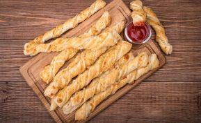 Sluoksniuotos tešlos lazdelės su sūriu ir dešra