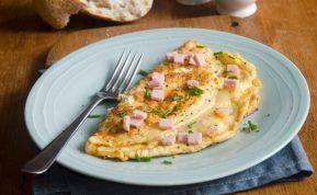 Sūrio omletas su kumpiu