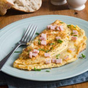 Sūrio omletas su kumpiu