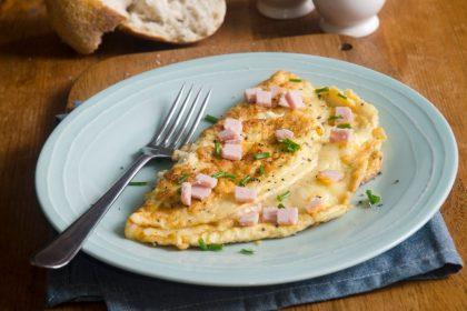 Sūrio omletas su kumpiu