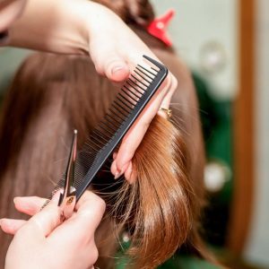 Tobulas kirpimas ploniems plaukams: kaip sukurti purumo efektą be didelių pastangų