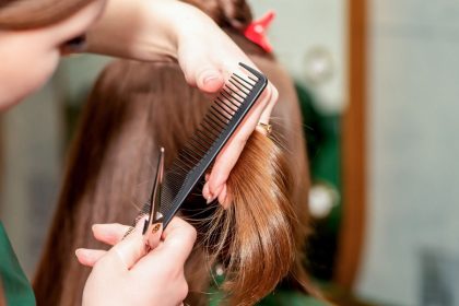 Tobulas kirpimas ploniems plaukams: kaip sukurti purumo efektą be didelių pastangų