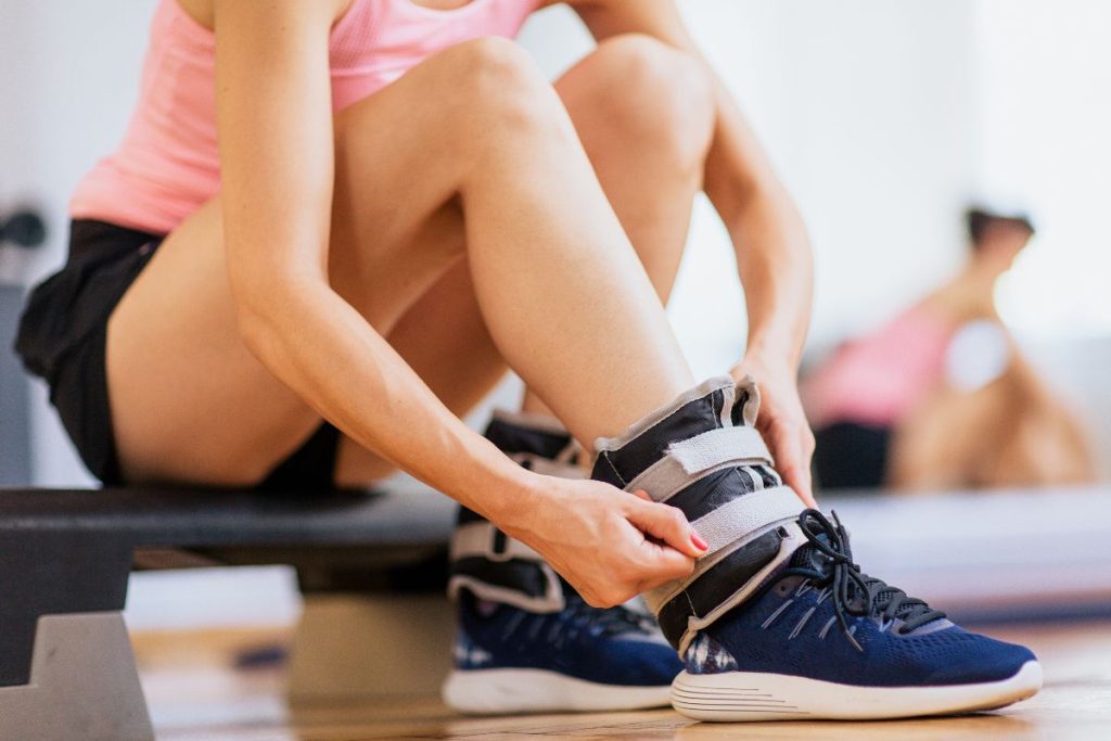 Treniruotės namuose: trys sporto aksesuarai, kurie tikrai veikia. Kojų svoriai