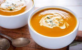 Trinta moliūgų sriuba su žaliosios citrinos sultimis