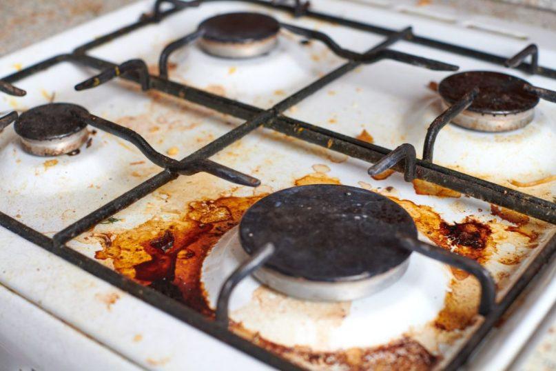 Turiu būdą, kaip nuvalyti dujinės viryklės ketaus groteles. Jokio šveitimo ar laiko gaišimo!