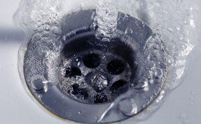 Vakare prieš miegą į kriauklę įberkite šaukštą druskos: ryte tikrai pastebėsite pokyčius!