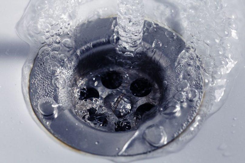 Vakare prieš miegą į kriauklę įberkite šaukštą druskos: ryte tikrai pastebėsite pokyčius!