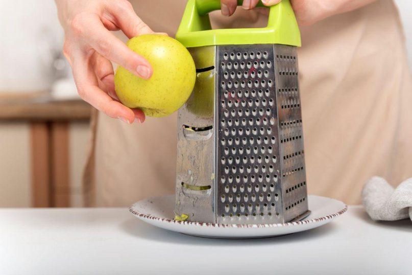 Ant tešlos užtarkuoju obuolių, susuku ir kepu skanų desertą!