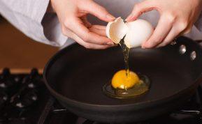 Ar galima kiaušinius kepti svieste