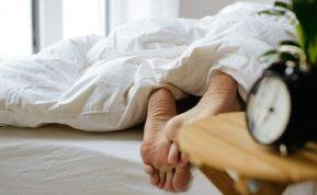 Ar iškišate pėdas iš antklodės