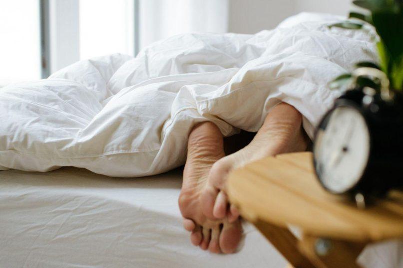 Ar iškišate pėdas iš antklodės