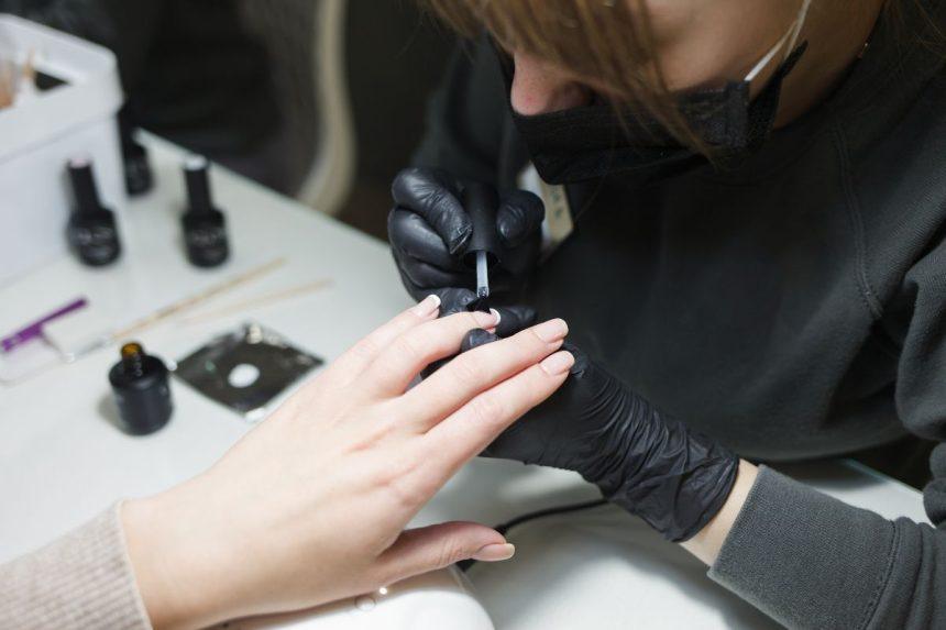 Ar reikia daryti pertraukas tarp manikiūrų? Sužinokite atsakymą