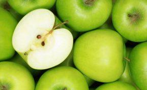 Ar žinote, kodėl į sultinį verta įdėti obuolį?