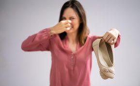 Būdai, kaip susitvarkyti su nemaloniu batų kvapu