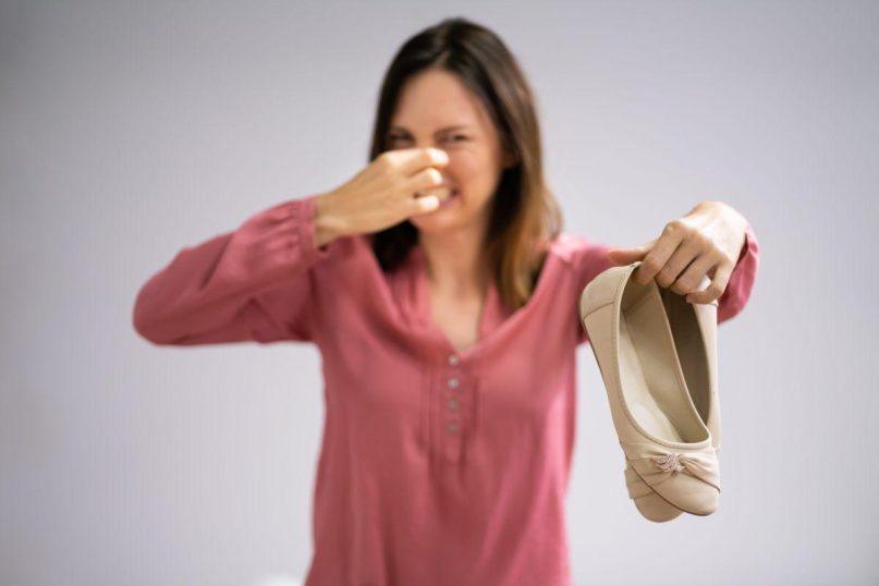 Būdai, kaip susitvarkyti su nemaloniu batų kvapu