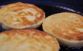 Imu kiaušinį, bananą, avižinius dribsnius ir pagaminu tikrą skanėstą